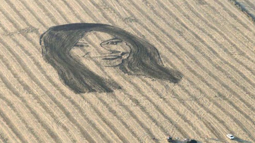 El retrato de Cristina Kirchner sobre un campo sojero, en la provincia de Entre Ríos, hecho en mayo de 2008.  Después de meses sin encuentros, la Mesa de Enlace y el Gobierno se juntan en la Casa Rosa