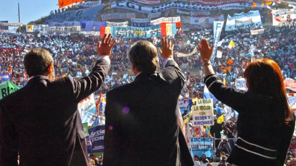 Mendoza, 25/05/07: El presidente Néstor Kirchner junto a su esposa la senadora Cristina Fernández y el gobernador mendocino Julio Cobos, saludan ala multitud durante el acto celebrando el 197 aniversa