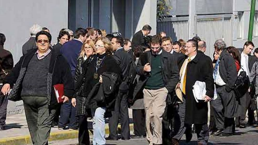 El diario digital del Grupo describe la imagen como "una fila de inspectores en la puerta de Clarín"