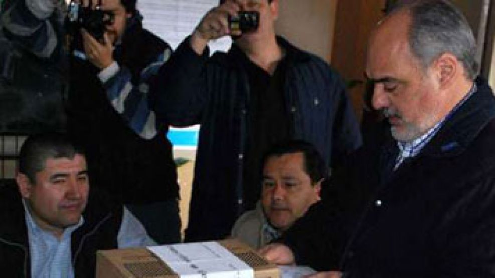 Ricardo Colombi en las elecciones últimas. Mañana será el ballotage para definir si él o su primo Arturo será el próximo gobernador de Corrientes.