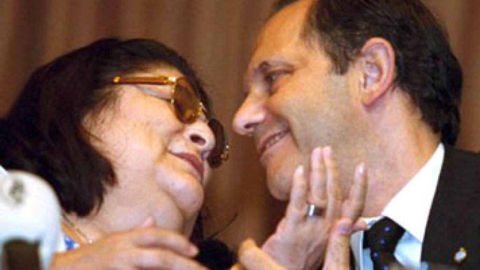 En Setiembre de 2001 se realizó en Madrid el Festival Cultural Argentino. En la foto, Mercedes Sosa con el Embajador argentino de entonces, Ricardo Lafferriere, en la Casa de la Cultura.