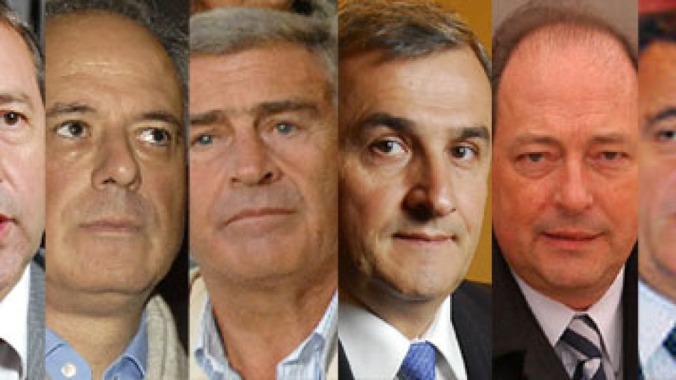 De un lado (de izquierda a derecha): Cobos, Coti Nosiglia, Aguad. Del otro lado: Morales, Sanz, Negri. La interna radical sigue presente.