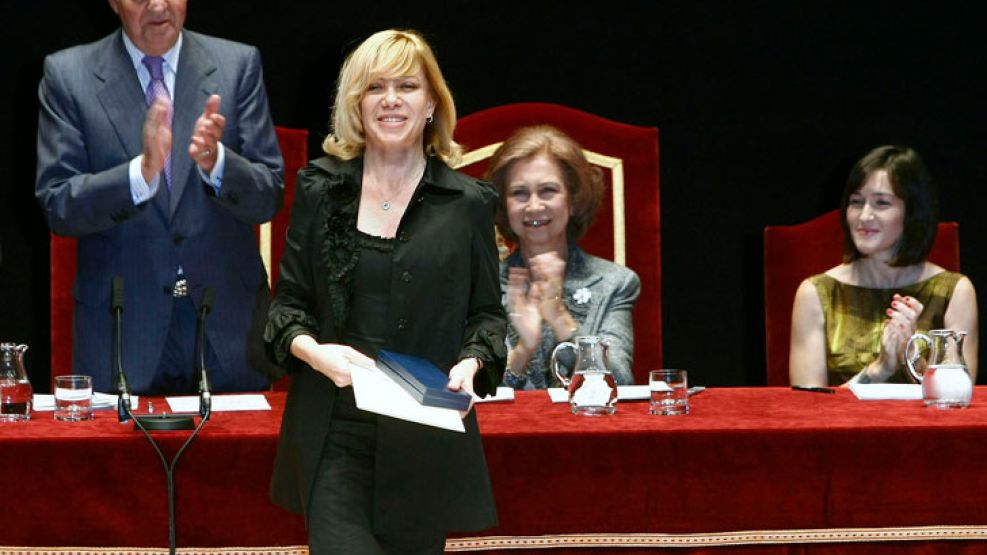 Cecilia Roth, feliz con su diploma. Atrás la aplauden los Reyes de España. 