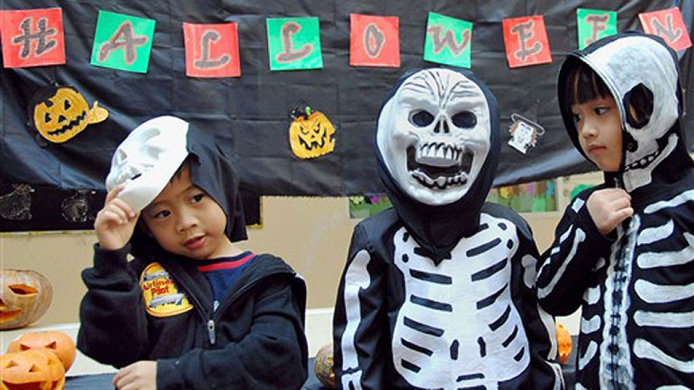 Niños de la isla turística de Bali usan máscaras de personajes macabros, durante una fiesta de disfraces para celebrar Halloween en Taman Rama Escuela Internacional de Jimbaran.