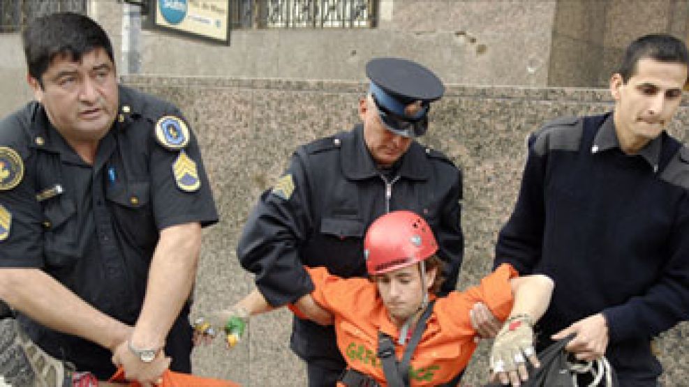 La policía detuvo a los activistas.