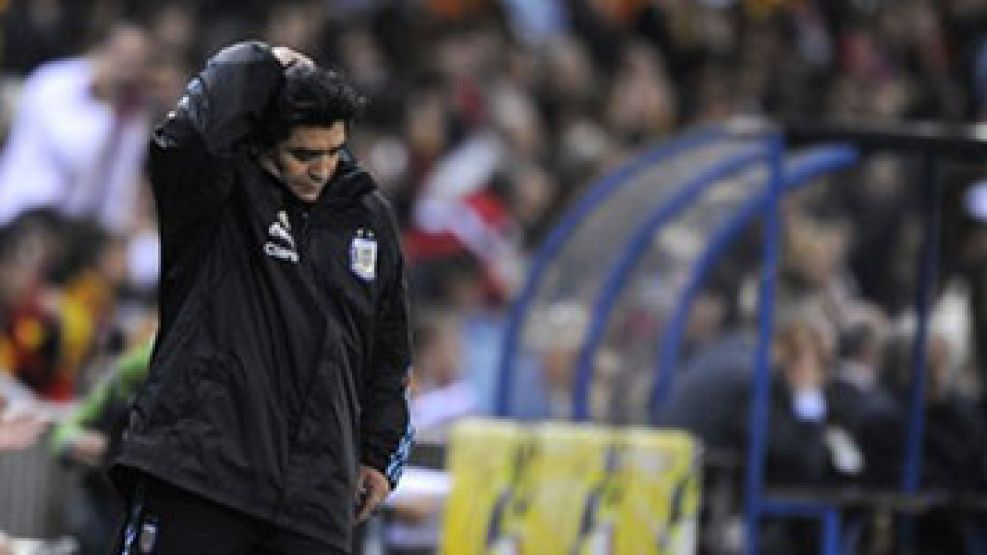 Maradona, preocupado durante el partido.