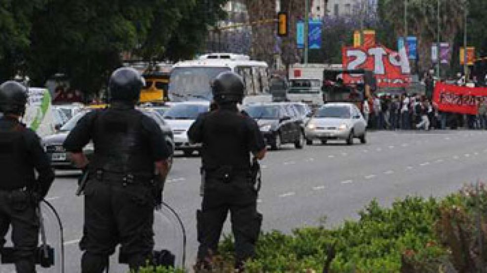 Miembros de Infantería de la Policía Federal se posicionaron junto al corte.