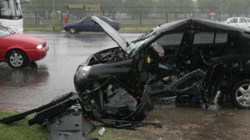 Así quedó el Renault Clio en el que se trasladan los jóvenes.