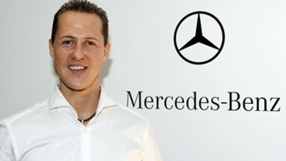 Michael Schumacher posa luego de firmar el contrato con su nueva escudería.
