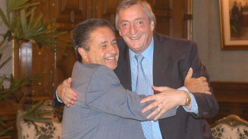Duhalde y Kirchner se abrazan en tiempos de amistad. En el PJ temen que el entrentamiento entre ambos le allane el camino a Cobos para las presidenciales de 2011.