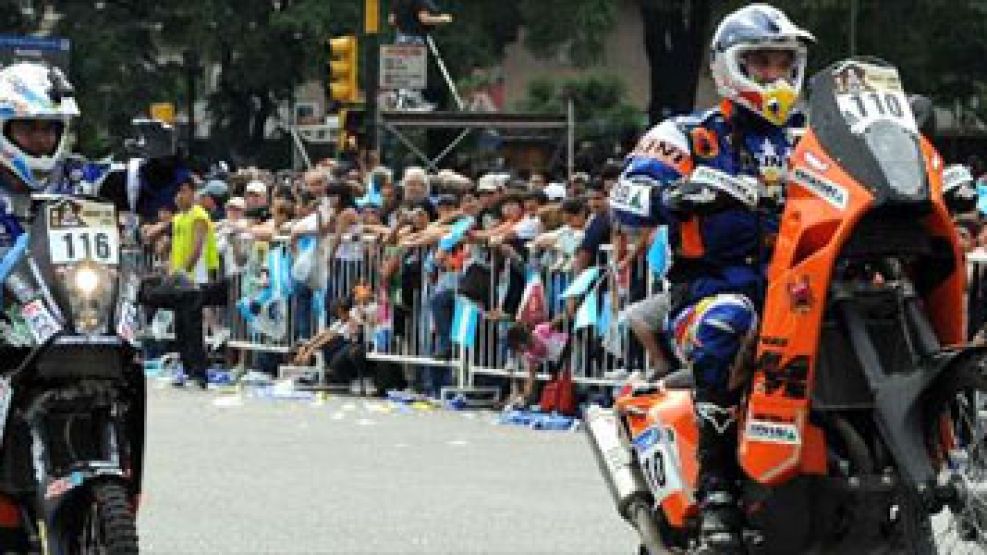 Con la salida de las motos al Paso del río Seco, comenzó hoy el Rally Dakar 2010 en la ciudad bonaerense de Colón