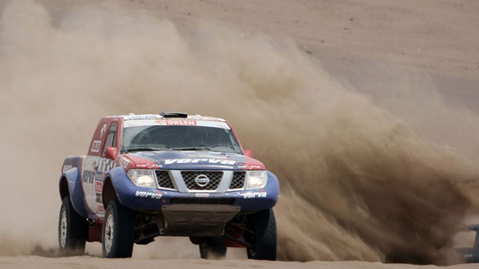El piloto polaco Krzysztof Holowczyc conduce su Nissan hacia el campamento de Iquique.