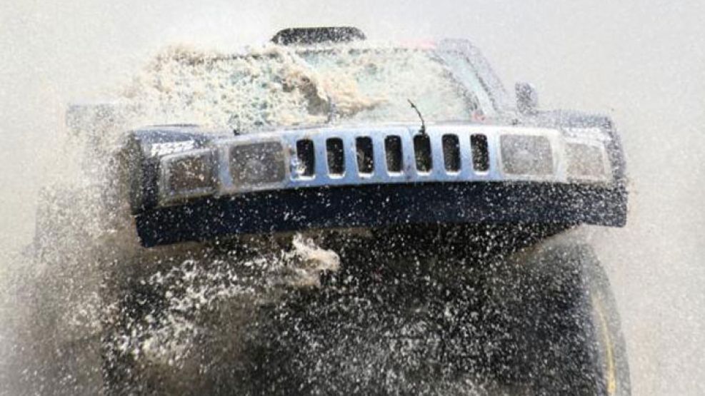 Una Hummer pasando por un arroyo en la localidad de Calamuchita, provincia de Córdoba.