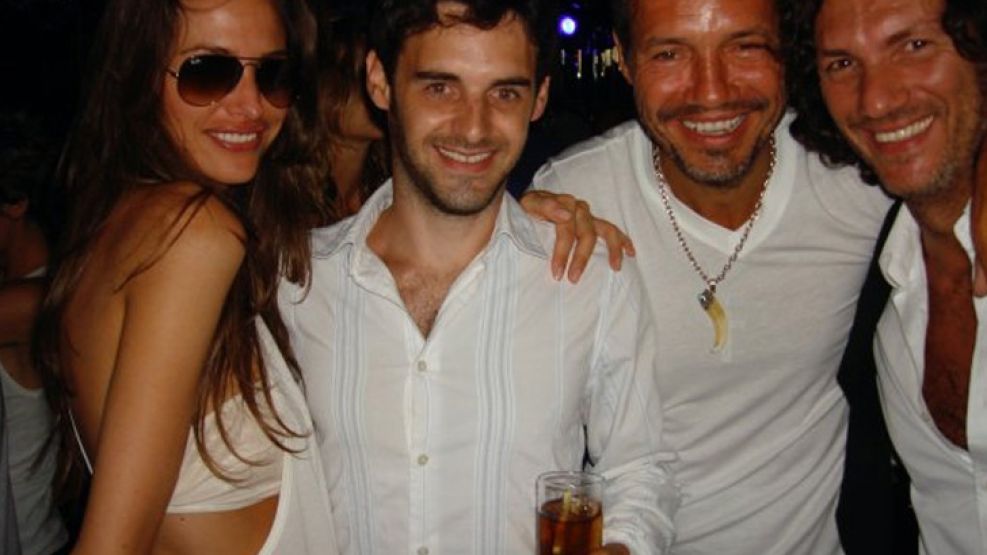 La modelo Andrea Bolatti colgó en Facebook las fotos donde aparece Marcelo Tinelli en la noche esteña.