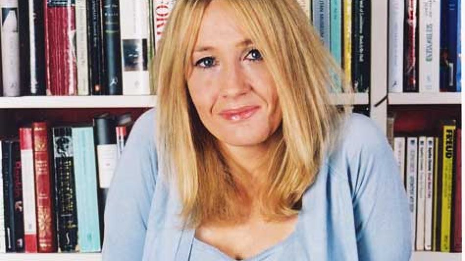 La escritora británica J.K. Rowling