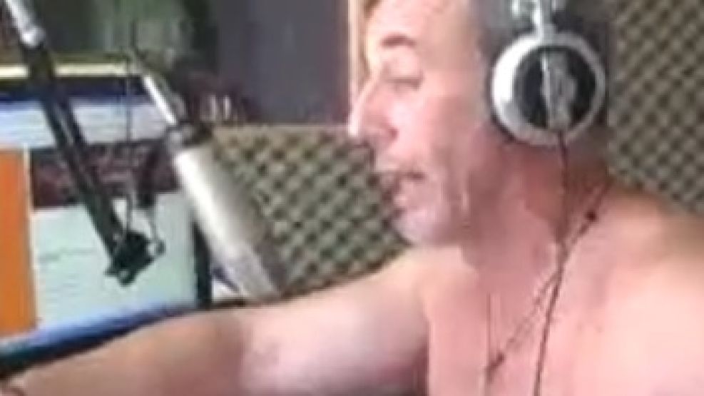 El locutor cordobés Mariano Martínez se desnudó en su programa radial.