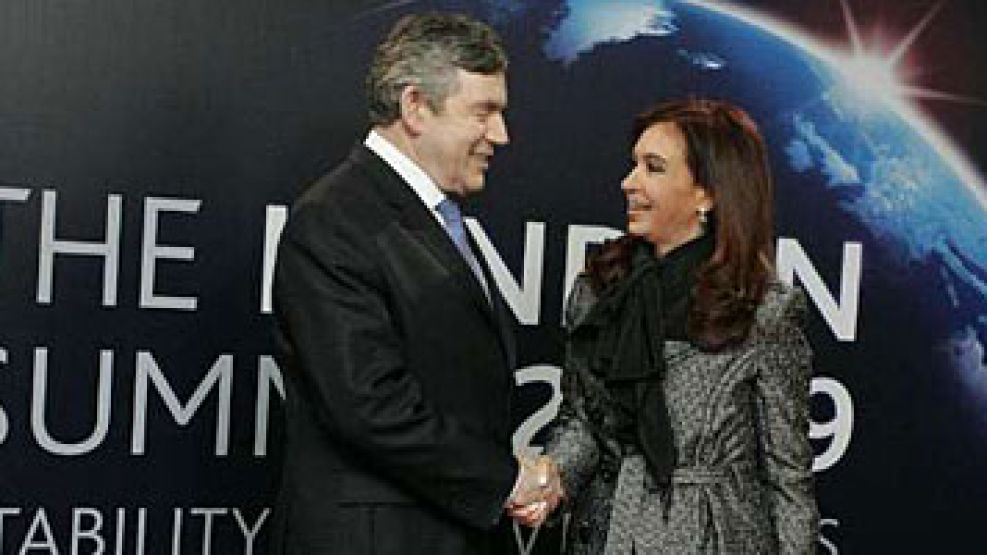 Cristina saludándose con el premier Britanico Gordon Brown, durante La Cumbre del G20 en abril de 2009.