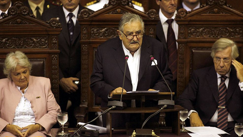 El nuevo presidente de Uruguay, José Mujica, junto a su esposa, la presidenta de la Asamblea Legislativa Lucía Topolansky, y su vicepresidente, Danilo Astori, pronuncia un discurso tras su asunción. 