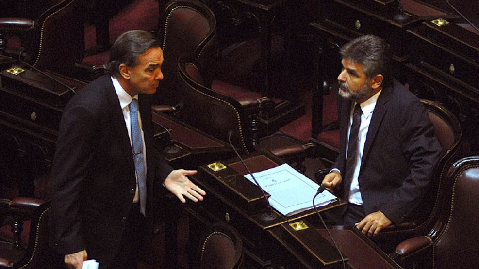El senador Pichetto mirá con resignación a Daniel Filmus