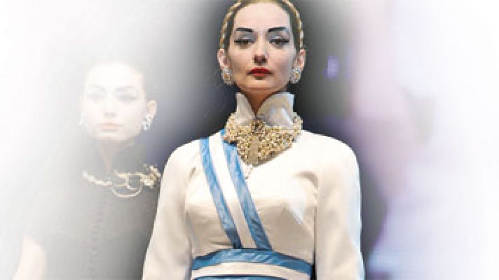 Moda. Imagen inspirada en Eva Perón, de Pablo Ramírez, en el desfile del Bicentenario organizado por el gobierno porteño.