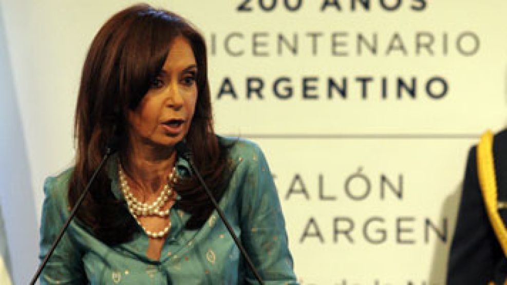 Cristina Kirchner presentó hoy el programa "conectarigualdad.com.ar" para entregar netbooks a estudiantes y docentes de nivel medio de escuelas públicas.