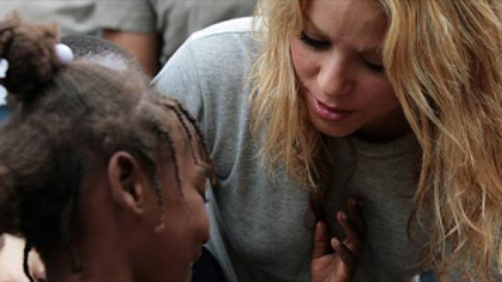 Shakira junto a los niños de Haití.