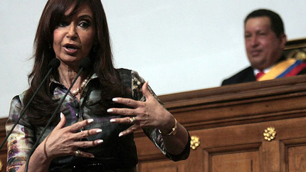 Cristina Fernández, hablando ante la chavista Asamblea Nacional en Caracas.