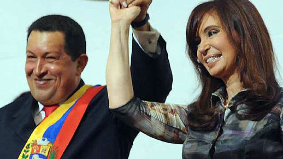 Cristina Fernández y Chávez saludan en Caracas.