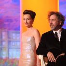 La actriz británica y dama de ceremonias Kristin Scott Thomas y el director estadounidense y presidente del jurado Tim Burton