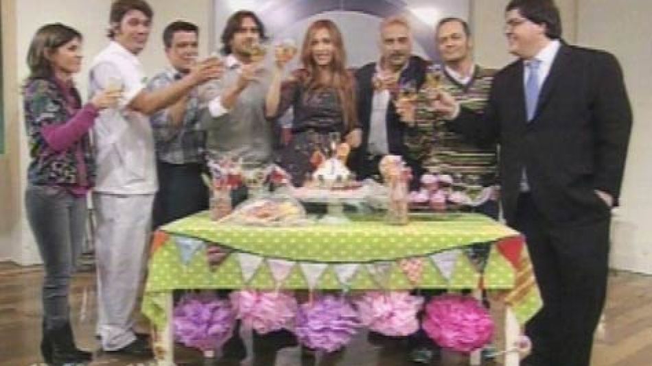 Verónica Lozano brindando por su cumpleaños