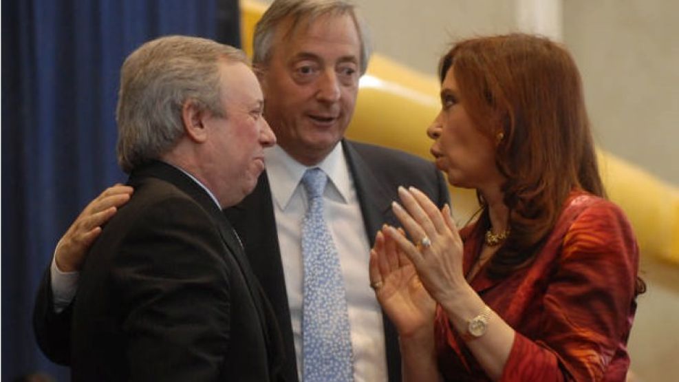 Los Kirchner junto al gobernador Peralta. Santa Cruz sufrió un "ahogo financiero".