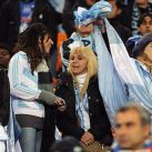 Dalma y Claudia, distendidas, festejan el triunfo de la Selección Nacional