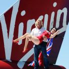 Dita Von Teese con el dueño de la compañía aérea Virgin Atlantic Airways