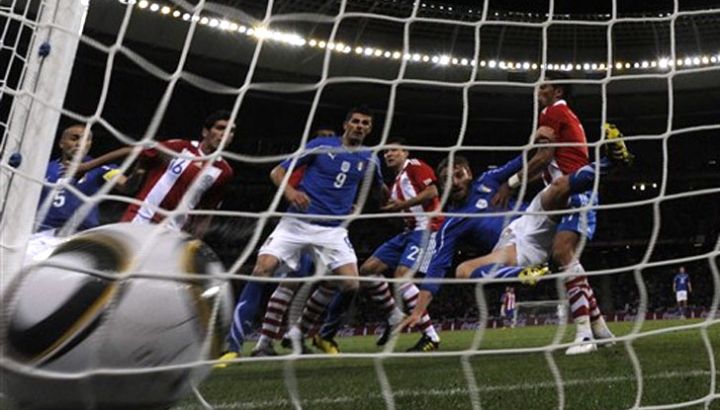 0614-italia-paraguay-g3-afp
