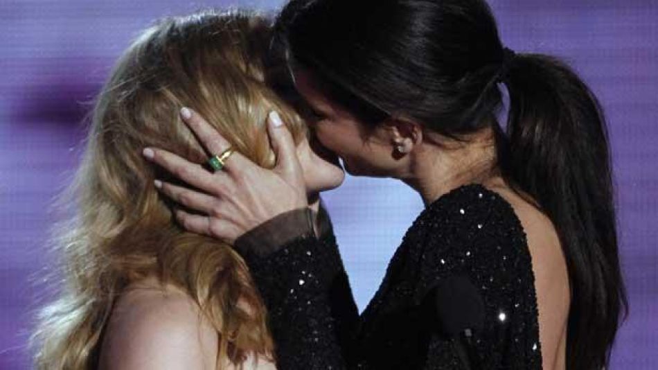 Sandra Bullock besando a Scarlett Johansson