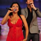 Tinelli y Paola Miranda cantando