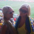 Paris Hilton con una amiga en el estadio