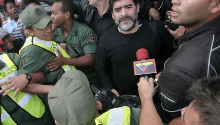 diego-maradona-llega-a-caracas