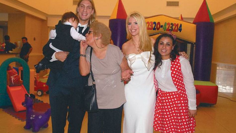 Otros tiempos. (De izq. a der.) Maxi López con Valentino, la bisabuela Rosa, Wanda y Mariana, en el bautismo de “Vale”, el 22 de diciembre de 2009.