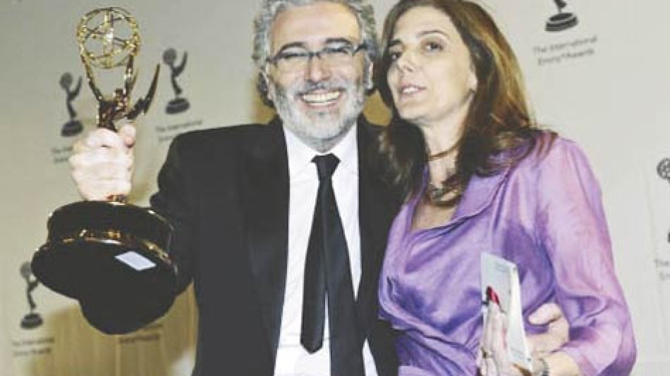 Claudio Villarruel y Bernarda Llorente con el Emmy obtenido por "Televisión por la identidad"