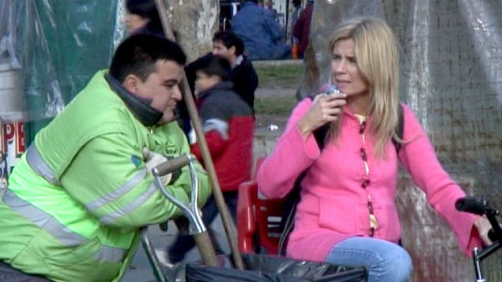 Inquieta, Ninci entrevista a un barrendero en Plaza Once.