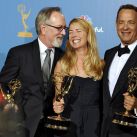 Tom Hanks y sus compañeros sostienen sus galardones en la categoría mejor miniserie por "The Pacific"