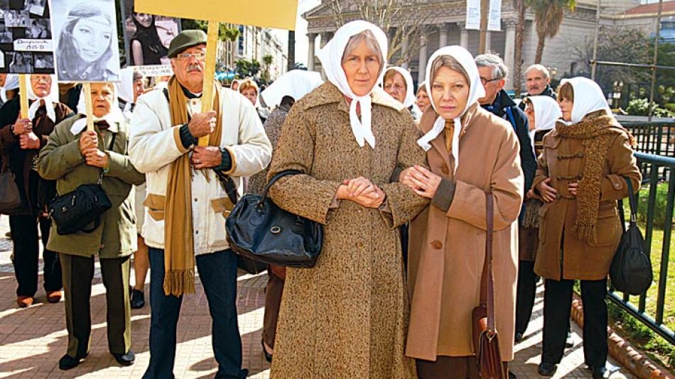 Cecilia Roth y Verónica Llinás como las Madres de Plaza de Mayo | Semanario 