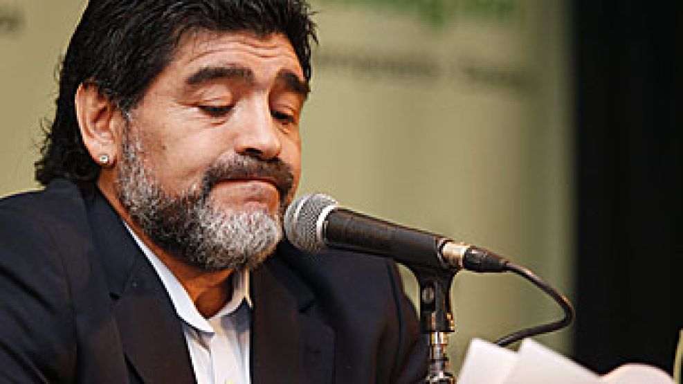 Maradona daba su conferencia de prensa apuntando contra todos.