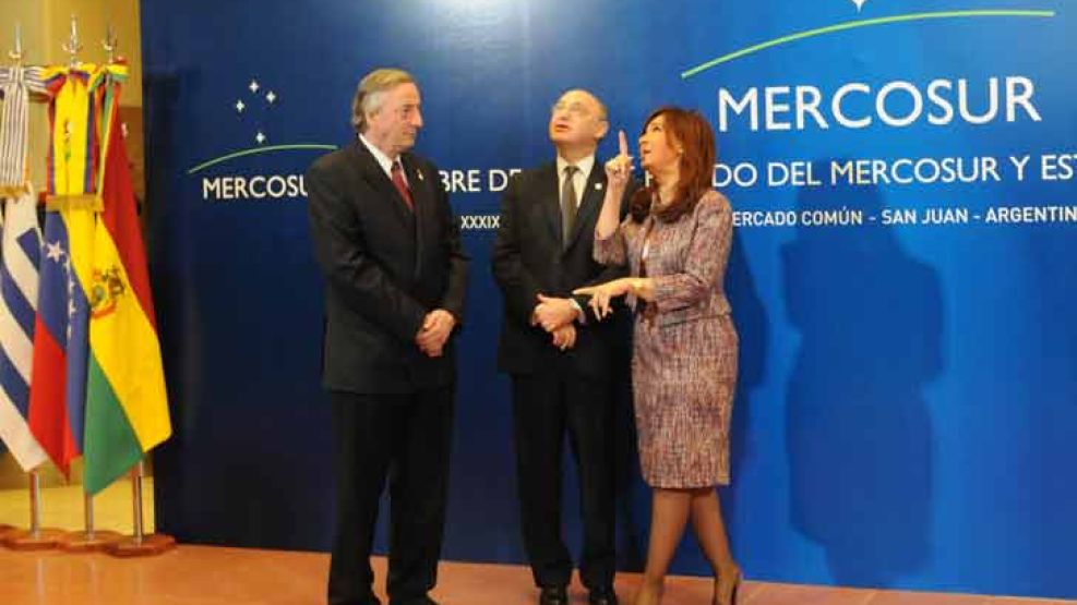 Cristina junto al titular de la Unasur, Néstor Kirchner, y el canciller Héctor Timerman. 