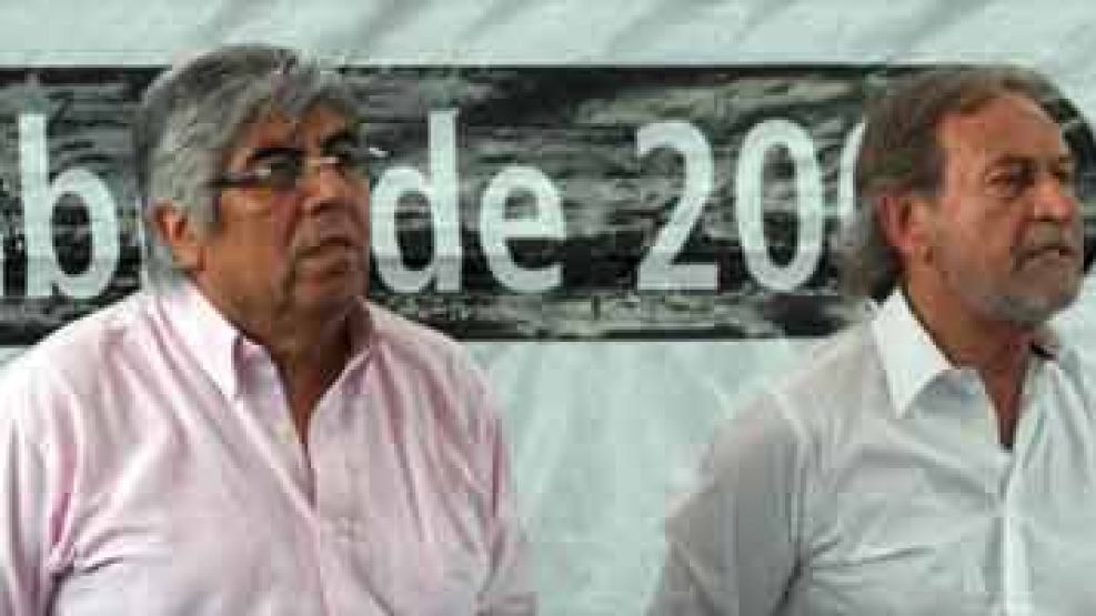 Hugo Moyano junto a Alberto Balestrini, el presidente del PJ bonaerense que permanece internado por un accidente cerebrovascular.