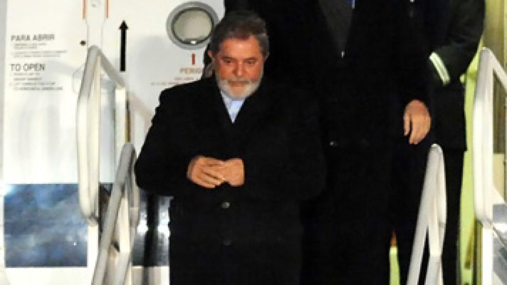 Lula desciende del avión presidencial. Debajo, su custodia lo escoltará hasta el Centro Cívico de la ciudad.