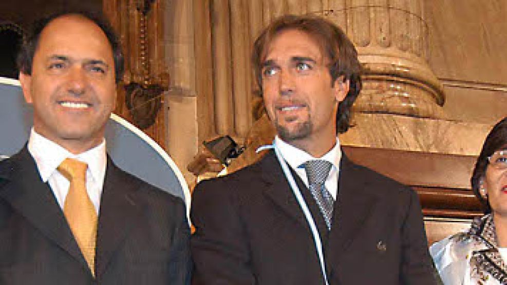 Batistuta recibe un premio de Scioli.
