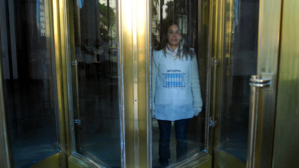 Cecilia Pando en la puerta del ministerio de Defensa de la Nación, encadenada y encerrada junto a 15 mujeres de militares acusado de delitos de lesa humanidad, detenido a la espera de un juicio.