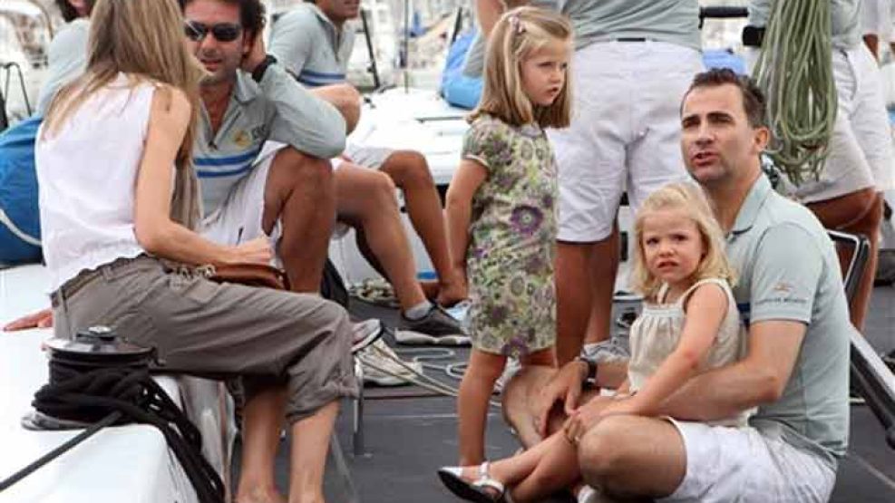 El príncipe Felipe, junto a su hijas Leonor y Sofía, en el club Real Club Naútico.